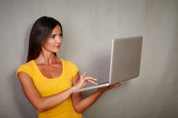 Jonge vrouw met laptop — Stockfoto