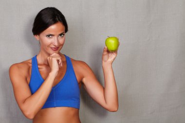 Apple ile gülümseyen spor kadın