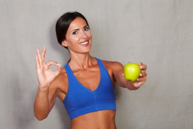 Elma ve ok işareti gösteren memnun kadın
