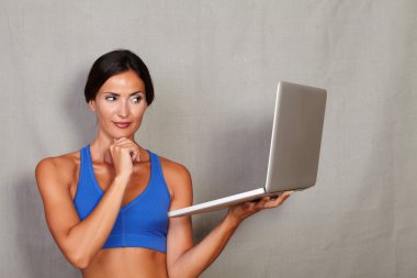 dizüstü bilgisayar kullanan sportif kadın