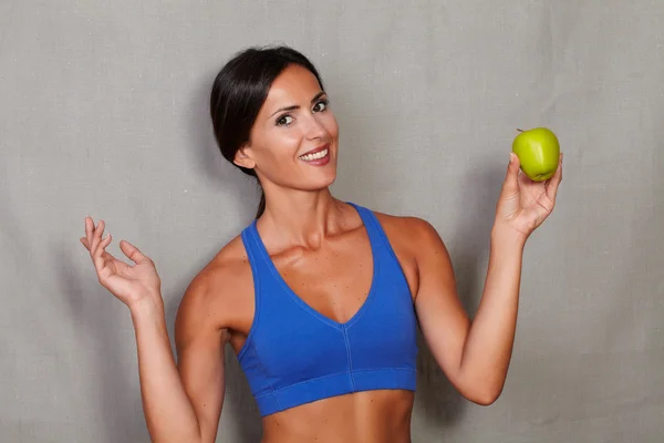 Sonriente dama sosteniendo manzana — Foto de Stock