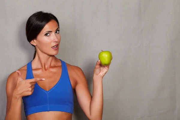 Stałego kobiece, wskazując na jabłko — Zdjęcie stockowe