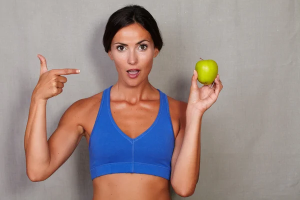 Fitmess mujer celebración de manzana — Foto de Stock