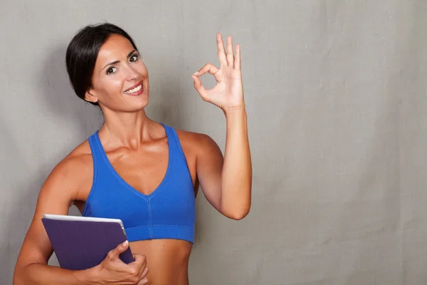 Fitness-Frau mit digitalem Tablet — Stockfoto