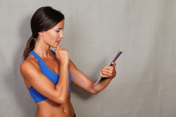 Fitness woman with digital tablet — Stock Photo, Image