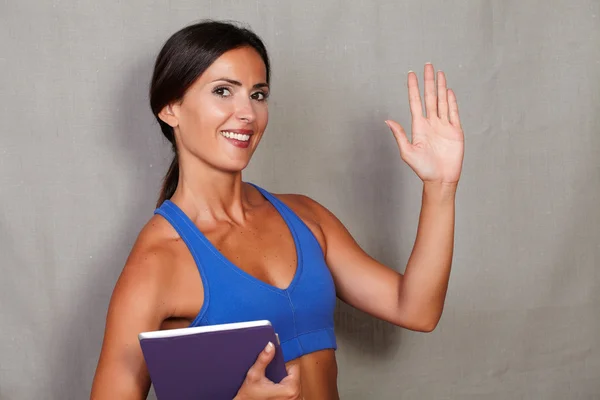 Volwassen vrouw die lacht en groet — Stockfoto