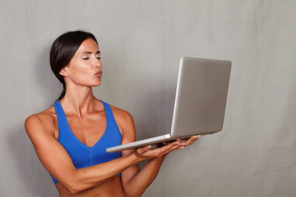 Wellness női gazdaság laptop — Stock Fotó
