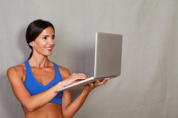 Fitness lady with laptop — Stock Photo, Image