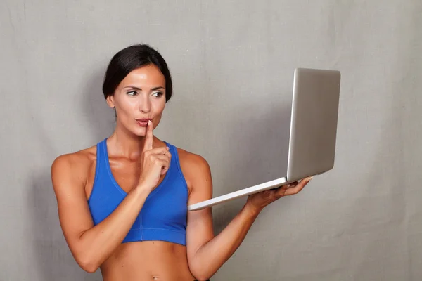 Sportieve vrouw met laptop — Stockfoto