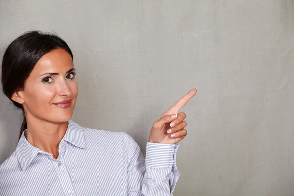 Adult lady smiling and pointing — Stock Photo, Image