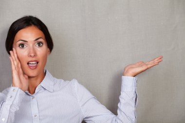 Sürpriz Bayan bir şey yandan gösterilen