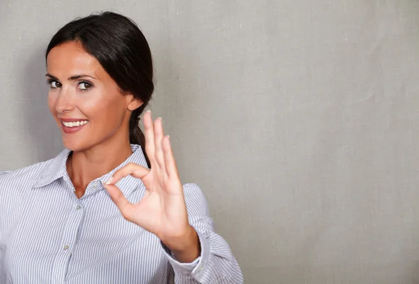 Mujer de negocios emocionada sonriendo con el signo perfecto —  Fotos de Stock