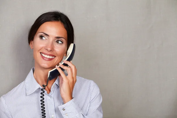 Jovem recepcionista falando ao telefone — Fotografia de Stock