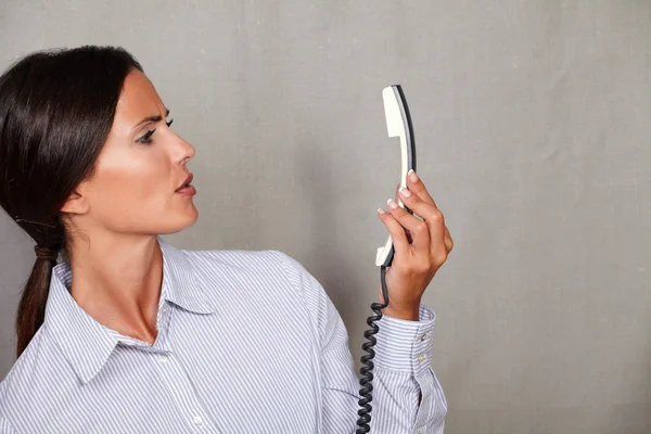 Junge Geschäftsfrau schaut aufs Telefon — Stockfoto