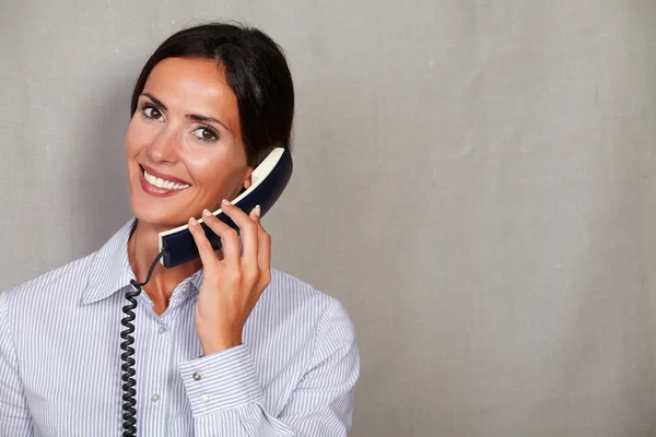Sorrindo senhora falando ao telefone — Fotografia de Stock