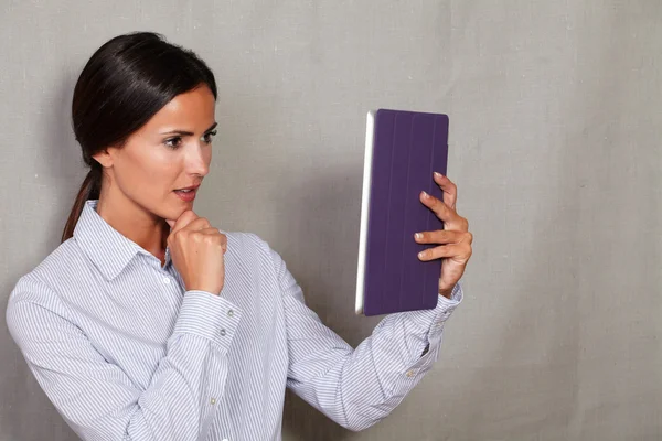 Jeune femme d'affaires lecture tablette — Photo