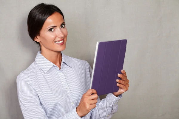 Mujer sonriendo y sosteniendo la tableta — Foto de Stock