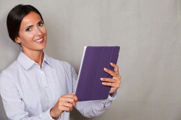 Business lady holding digital tablet — Φωτογραφία Αρχείου