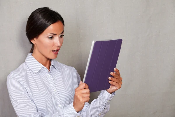 Mulher chocada leitura tablet — Fotografia de Stock
