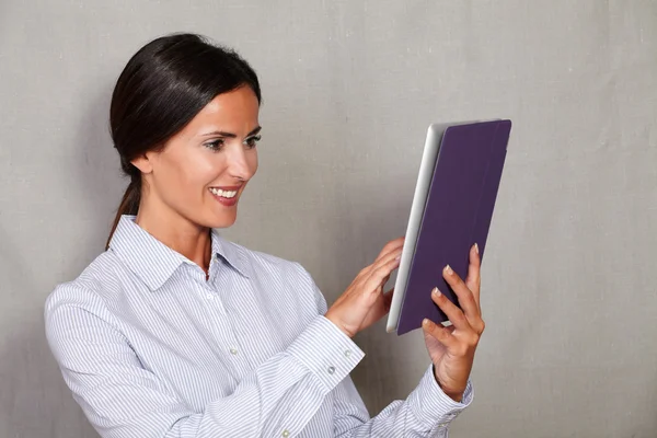 Jeune femme tenant tablette numérique — Photo