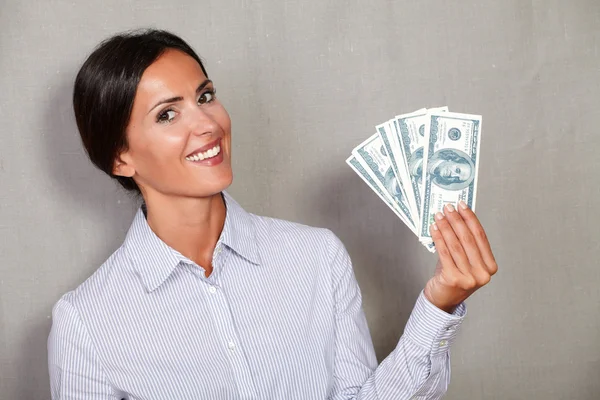 Mutlu kadın para gösteren — Stok fotoğraf