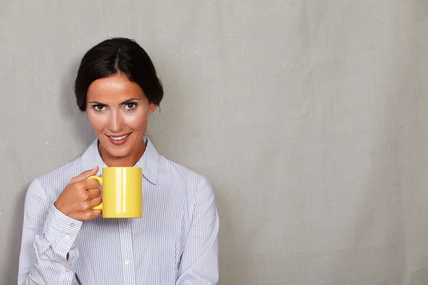 Young woman holding hot drink — Stockfoto