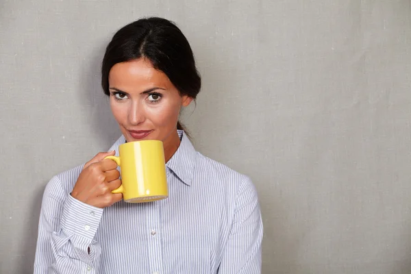 Young businesswoman holding yellow mug — Stockfoto
