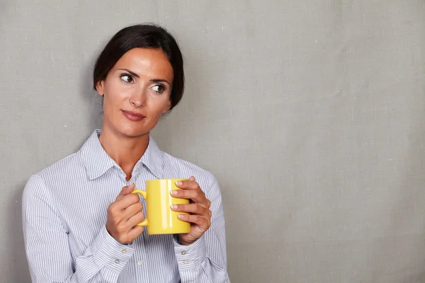 Business lady holding hot drink — Stok fotoğraf