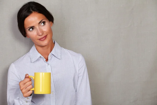 Business lady holding yellow mug — Stok fotoğraf