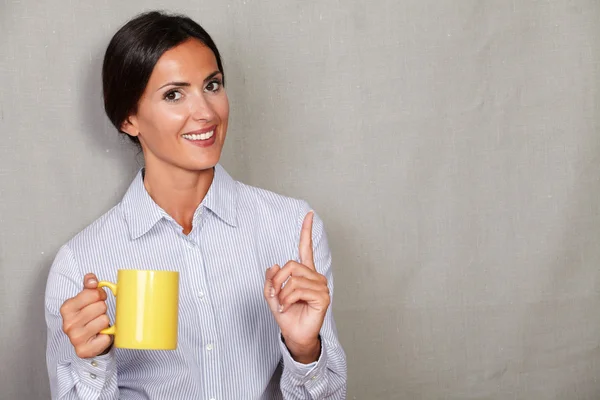 Businesswoman smiling and holding hot drink — 스톡 사진