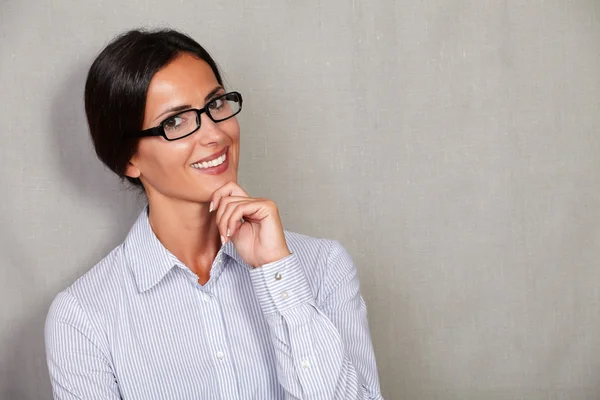 Mulher de negócios sorridente usando óculos — Fotografia de Stock