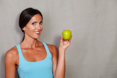 esmer kadın gösteren elma