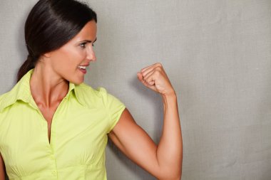 zafer işareti ile memnun kazanan