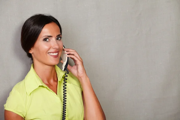 Όμορφη γυναίκα, μιλώντας στο τηλέφωνο — Φωτογραφία Αρχείου