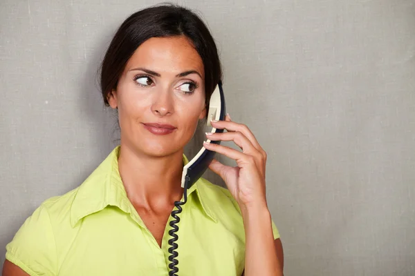 Mulher bonita segurando telefone — Fotografia de Stock