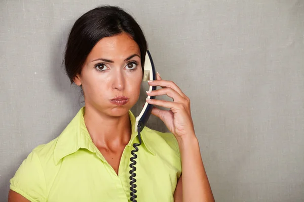 Trött kvinna prata telefon — Stockfoto