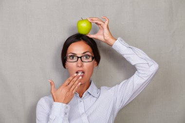 Kafasına elma ile şok Bayan