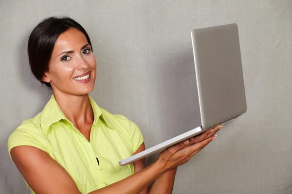 Mujer feliz usando cuaderno —  Fotos de Stock