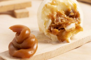 Palet 'in ahşap yüzeyine el yapımı karamel ve malzemelerle doldurulmuş yakın çekimi