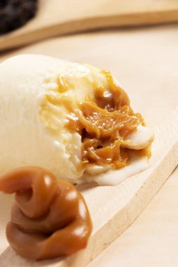 Palet 'in ahşap yüzeyine el yapımı karamel ve malzemelerle doldurulmuş yakın çekimi