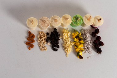 Fıstık, mango, peynir, kuru üzüm, böğürtlen ve karamel gibi çeşitli doğal tatlardan oluşan süt ve su dondurması.