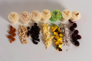 Fıstık, mango, peynir, kuru üzüm, böğürtlen ve karamel gibi çeşitli doğal tatlardan oluşan süt ve su dondurması.