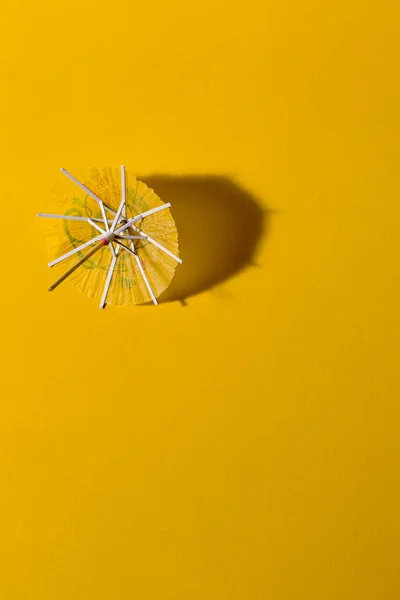 Żółte Letnie Parasole Koktajlowe Żółtym Stole Silnym Słońcu Rzucającym Się — Zdjęcie stockowe