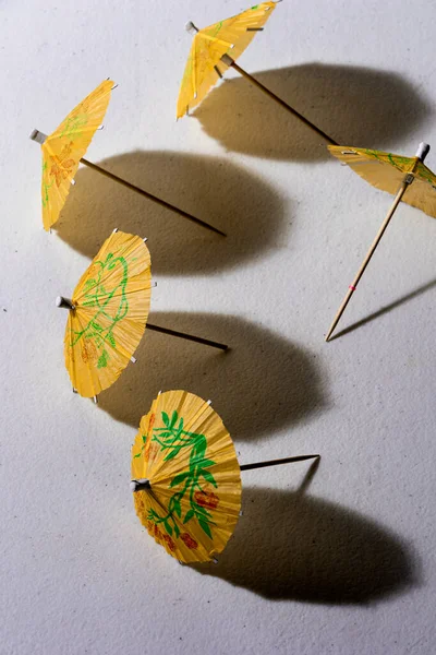 Yellow Summer Cocktail Paper Umbrellas White Plastic Table — Stock Photo, Image