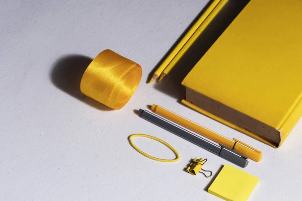 Białe Biurko Kolorowymi Spinkami Ołówków Wstążkami Żółtymi Naklejkami Budowy Dziennika — Zdjęcie stockowe