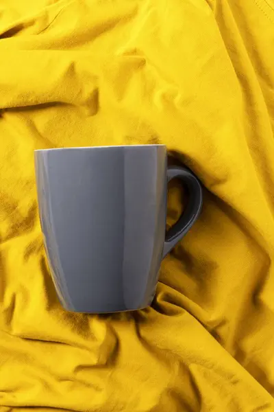 Caneca Cinza Final Cama Com Cobertura Tecido Amarelo Iluminante Com — Fotografia de Stock