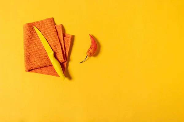 Pomarańczowe Naczynie Złożone Małym Żółtym Nożem Obok Pieprzu Górze Żółtym — Zdjęcie stockowe