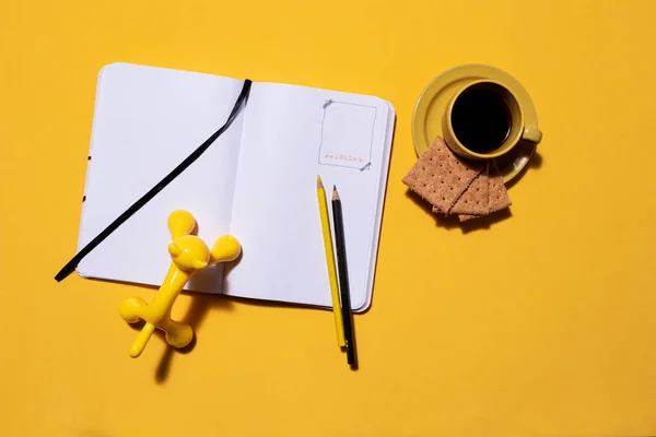 猫型のマッサージオブジェクトと色鉛筆と一緒にコーヒーとクッキーのカップとドットノート — ストック写真