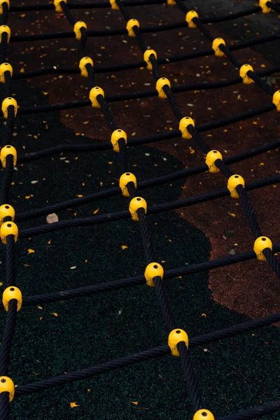 Malha Preta Com Nós Amarelos Para Exercitar Livre Cenas Esportivas — Fotografia de Stock