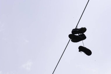 Kolombiya 'nın varoşlarında elektrik kablosuna asılı ayakkabı silueti uyuşturucu satışlarının sembolü olarak